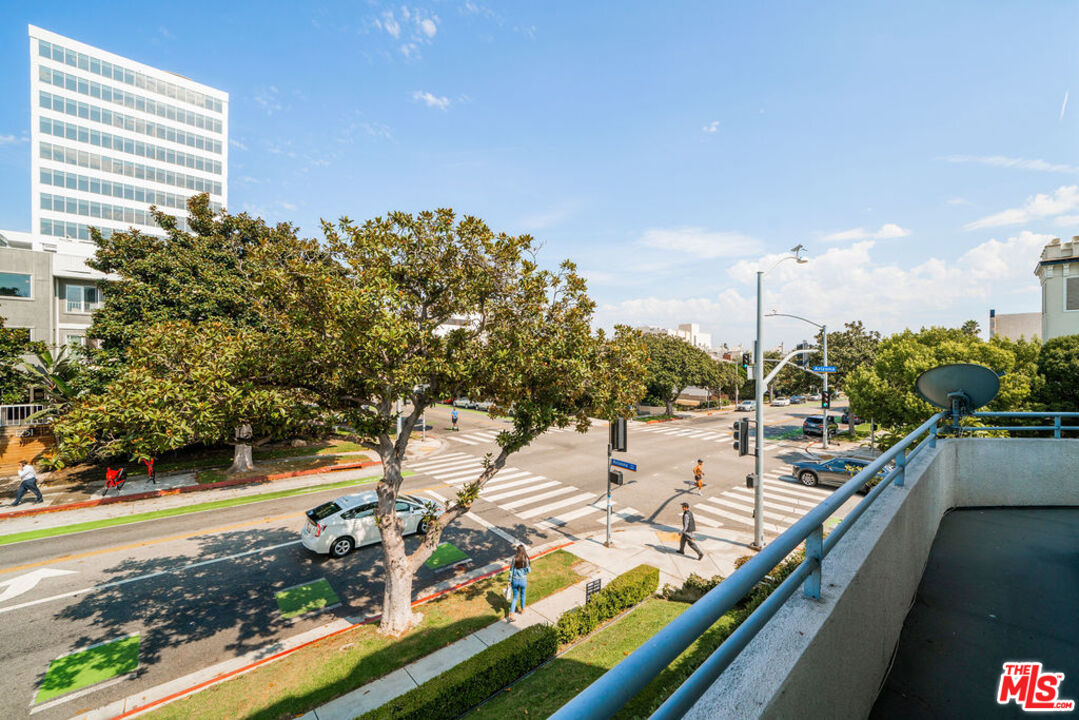 1325 ARIZONA AVE Unit: 201