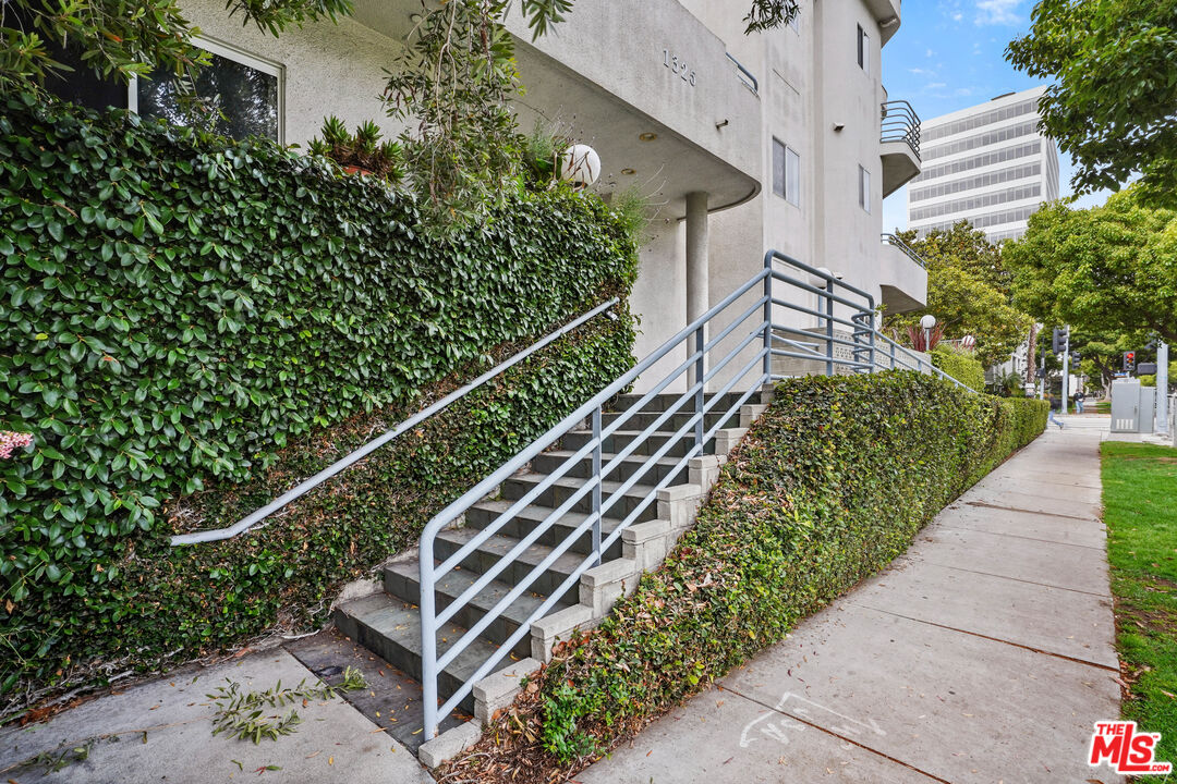 1325 ARIZONA AVE Unit: 201