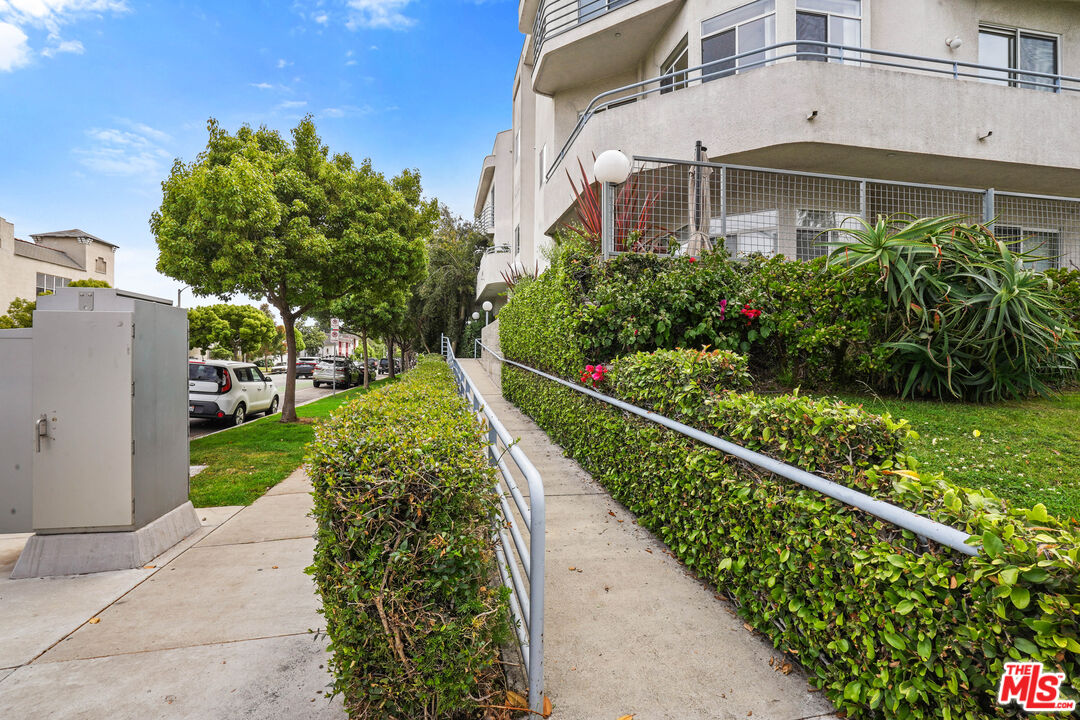 1325 ARIZONA AVE Unit: 201