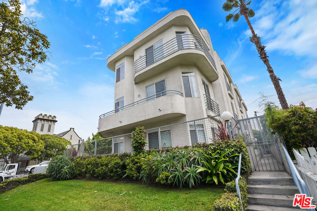 1325 ARIZONA AVE Unit: 201