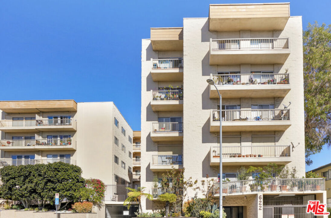 622 S Barrington Ave Unit: 304