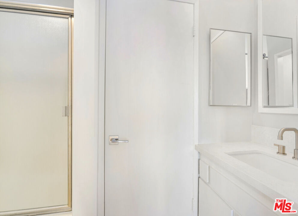 622 S Barrington Ave Unit: 304