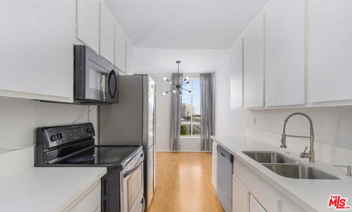 622 S Barrington Ave Unit: 304