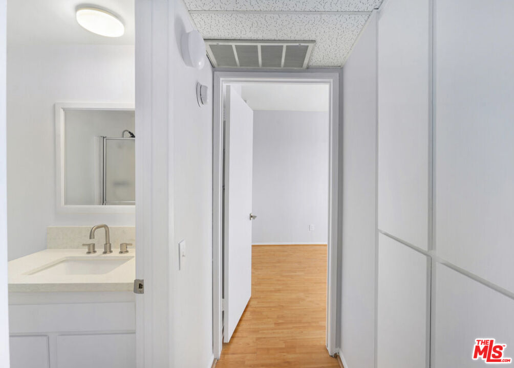 622 S Barrington Ave Unit: 304