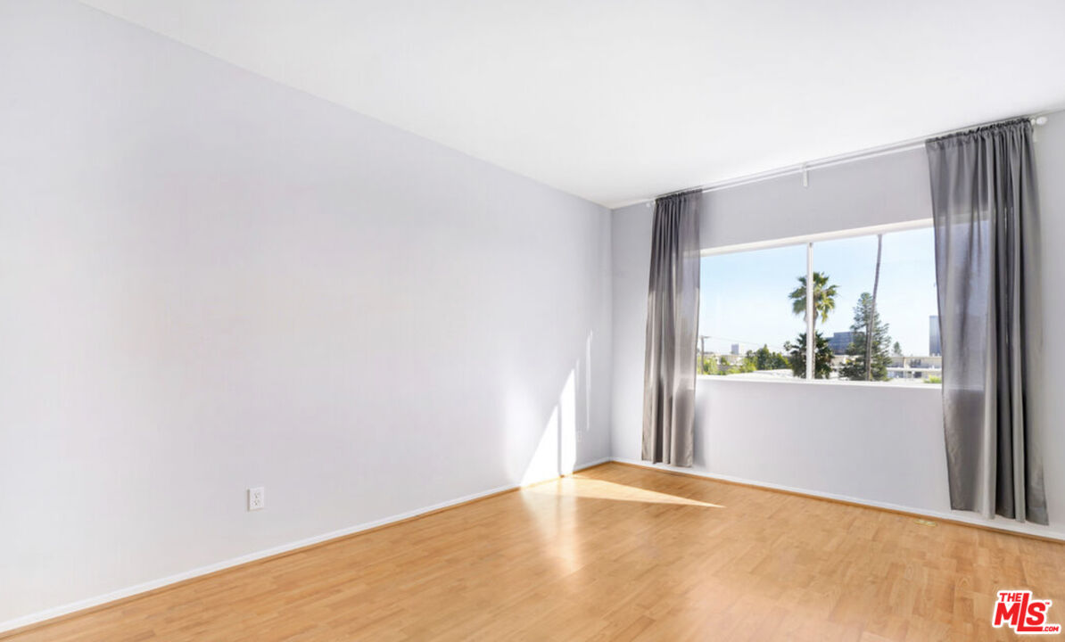 622 S Barrington Ave Unit: 304