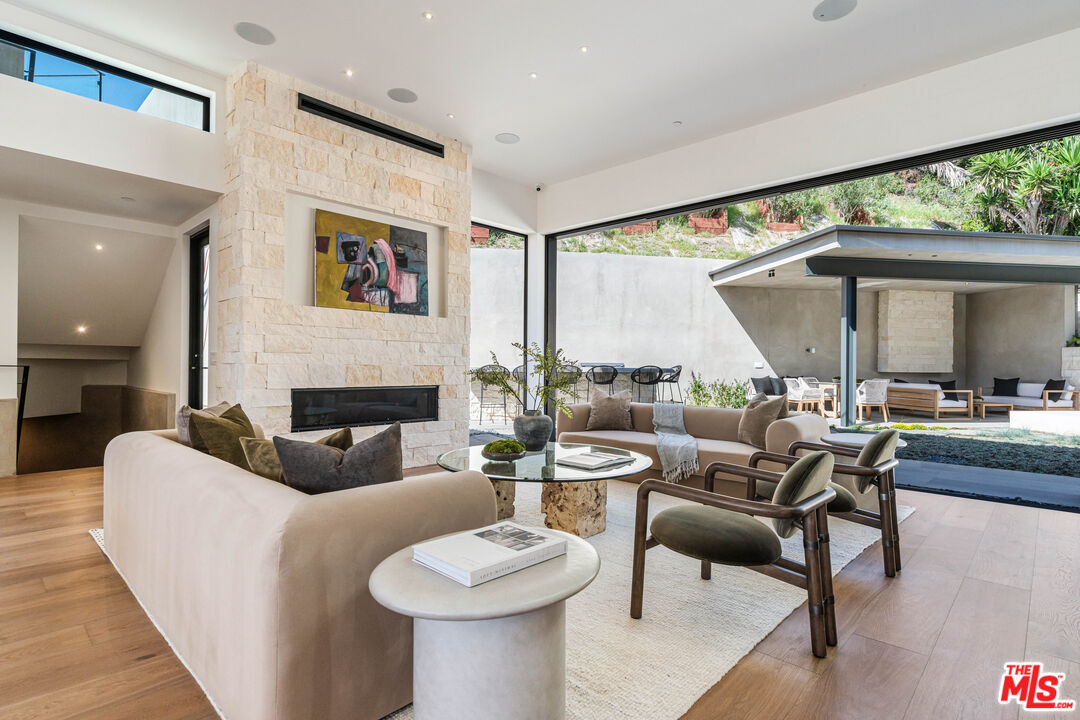 1205 Las Lomas Pl