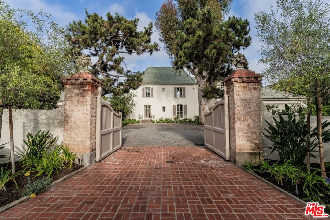 528 Chautauqua Blvd