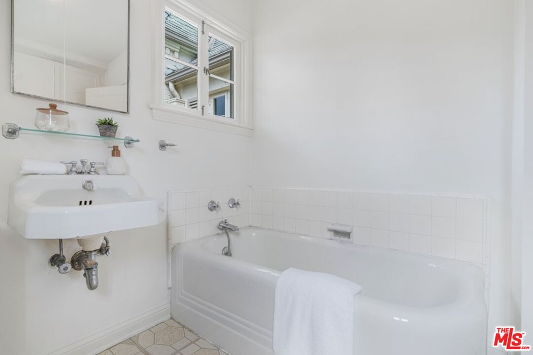 528 Chautauqua Blvd