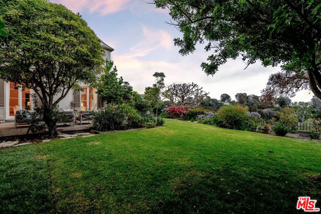 528 Chautauqua Blvd