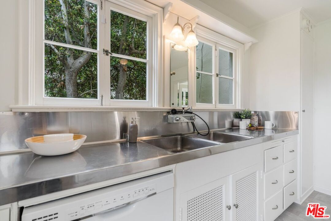 528 Chautauqua Blvd