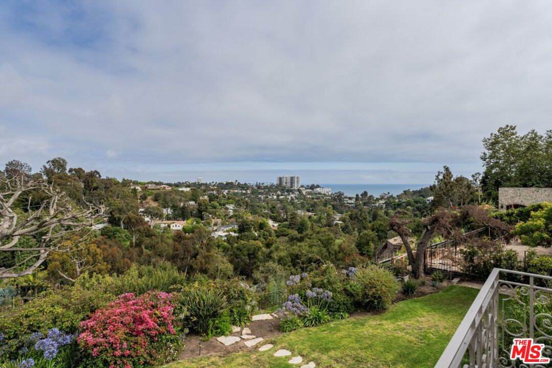 528 Chautauqua Blvd