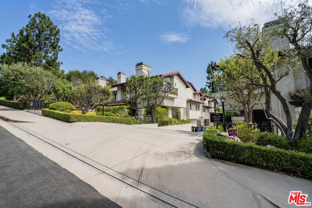 1492 Palisades Dr