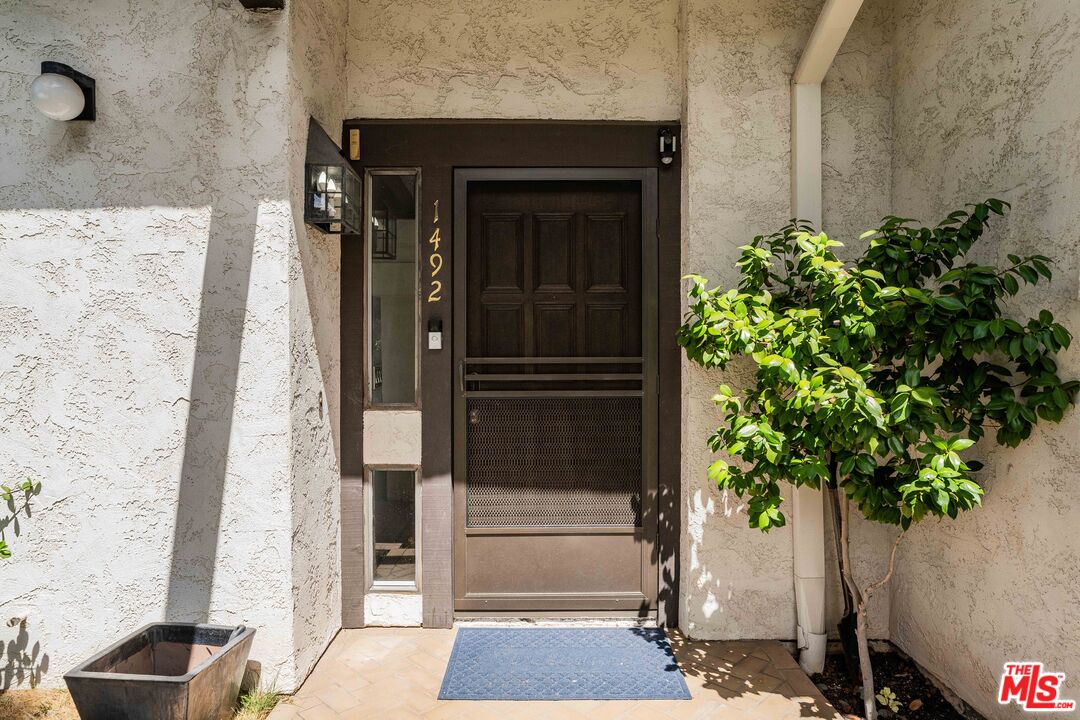 1492 Palisades Dr