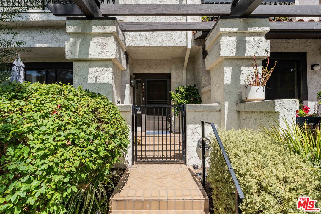 1492 Palisades Dr