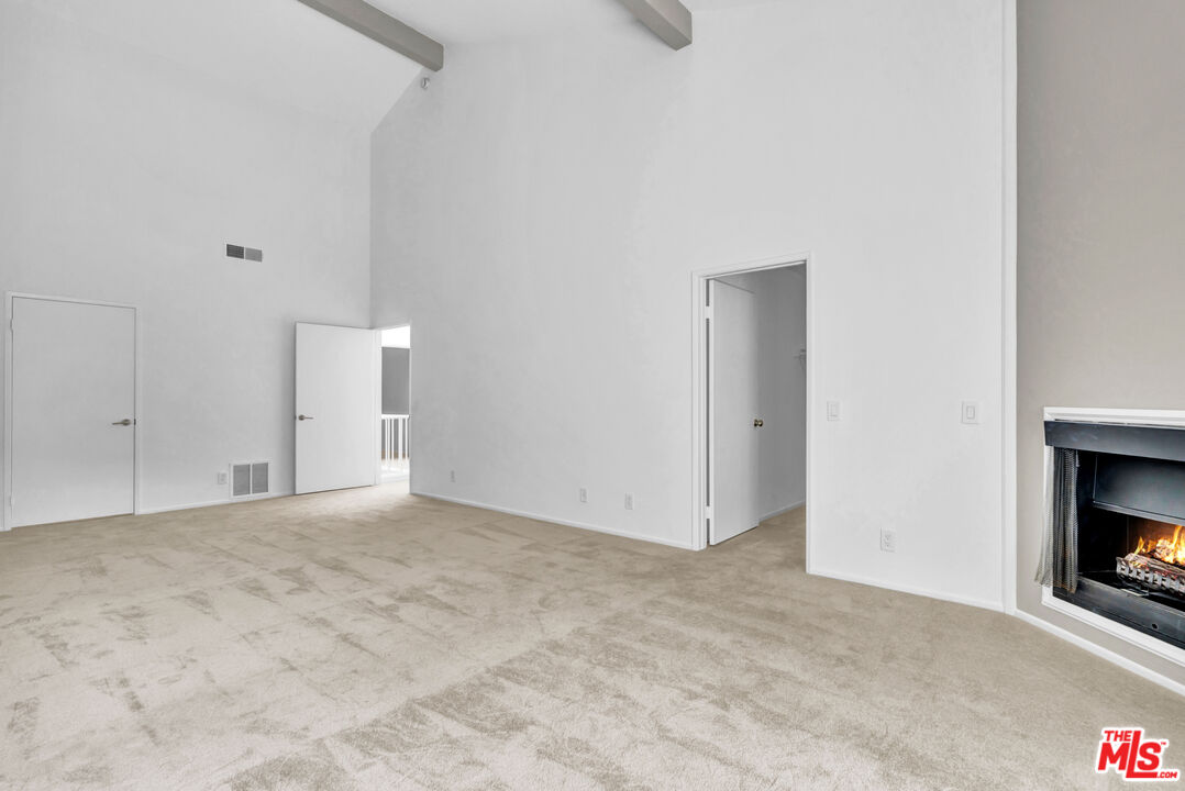 1492 Palisades Dr