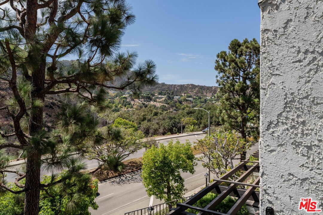 1492 Palisades Dr