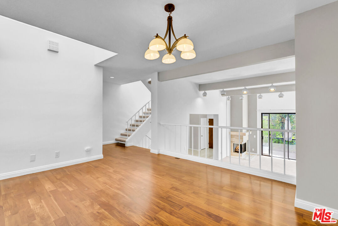 1492 Palisades Dr