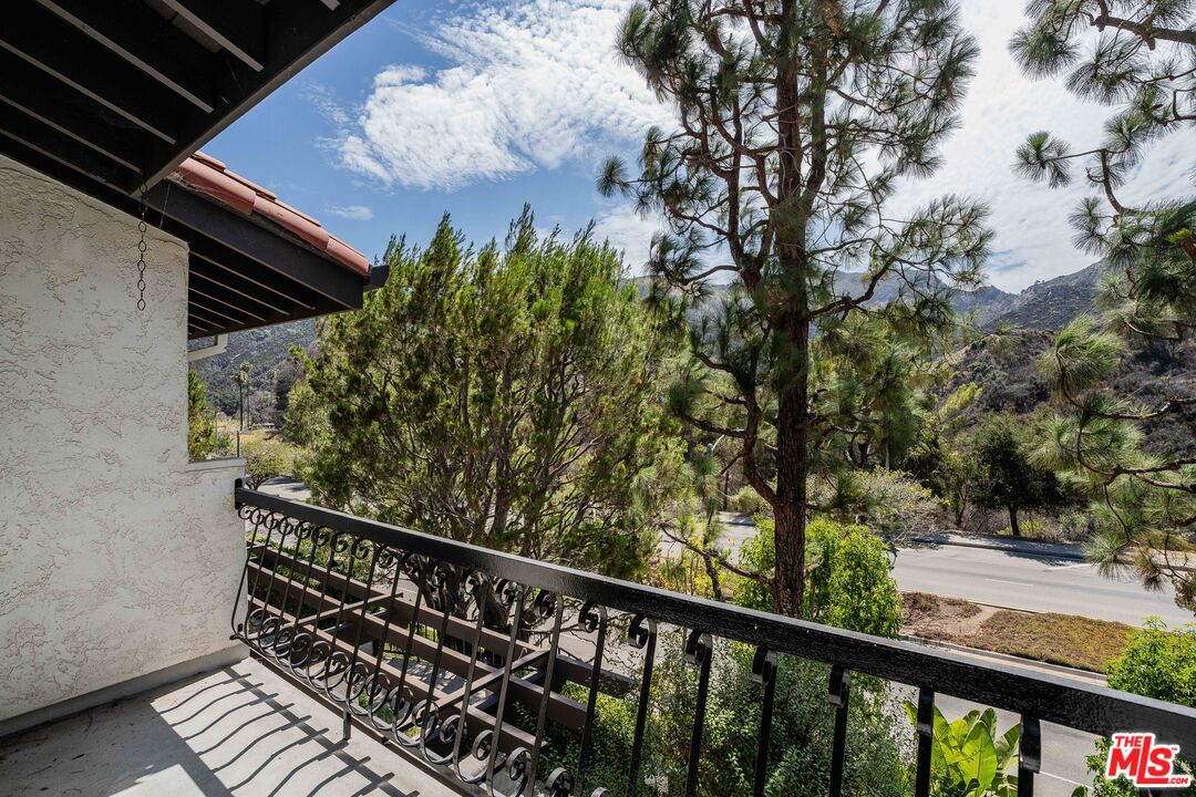 1492 Palisades Dr