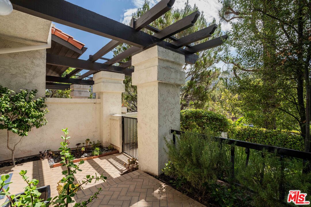 1492 Palisades Dr