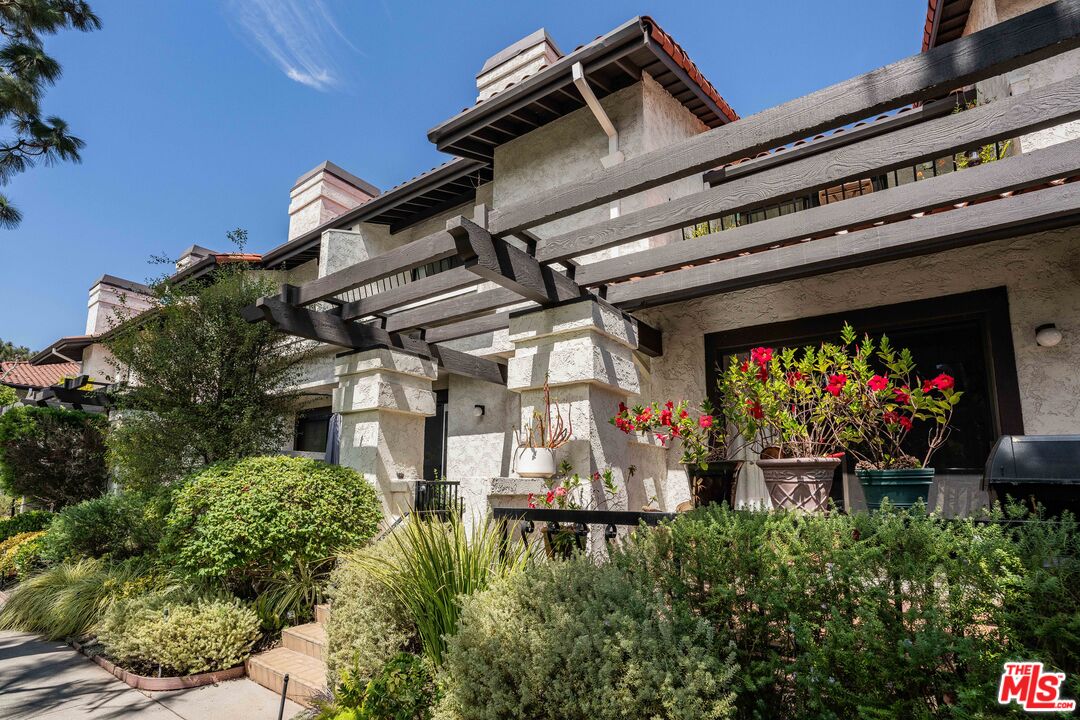 1492 Palisades Dr