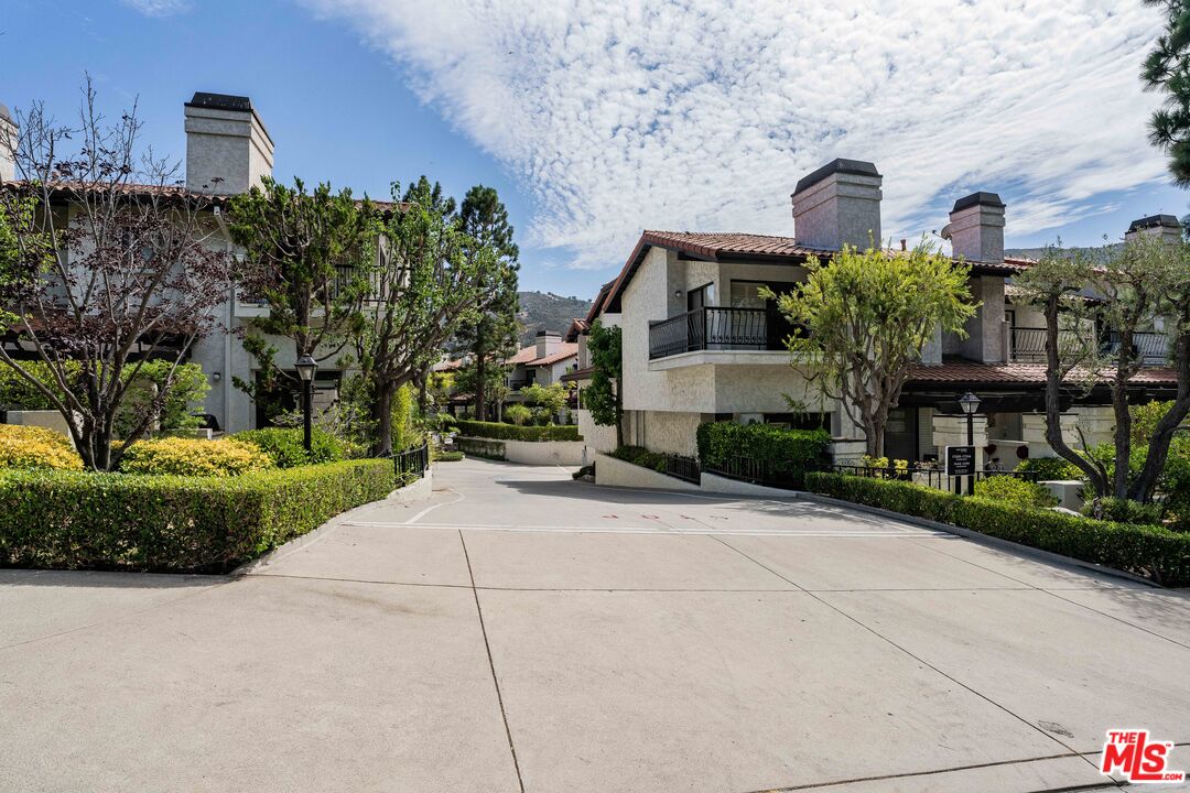 1492 Palisades Dr