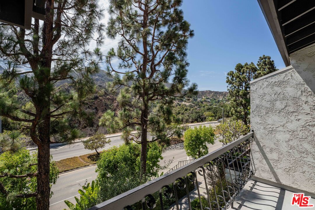 1492 Palisades Dr