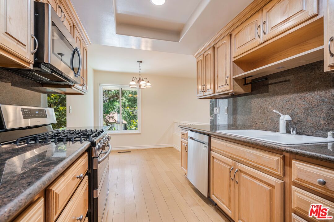 17241 Palisades Cir