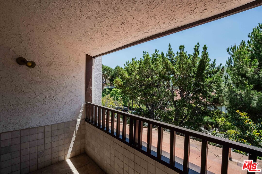 17241 Palisades Cir