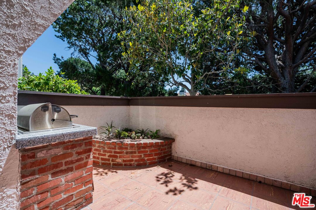 17241 Palisades Cir