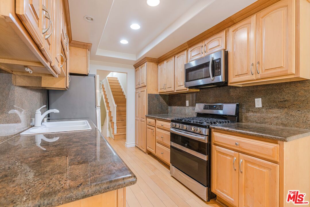 17241 Palisades Cir