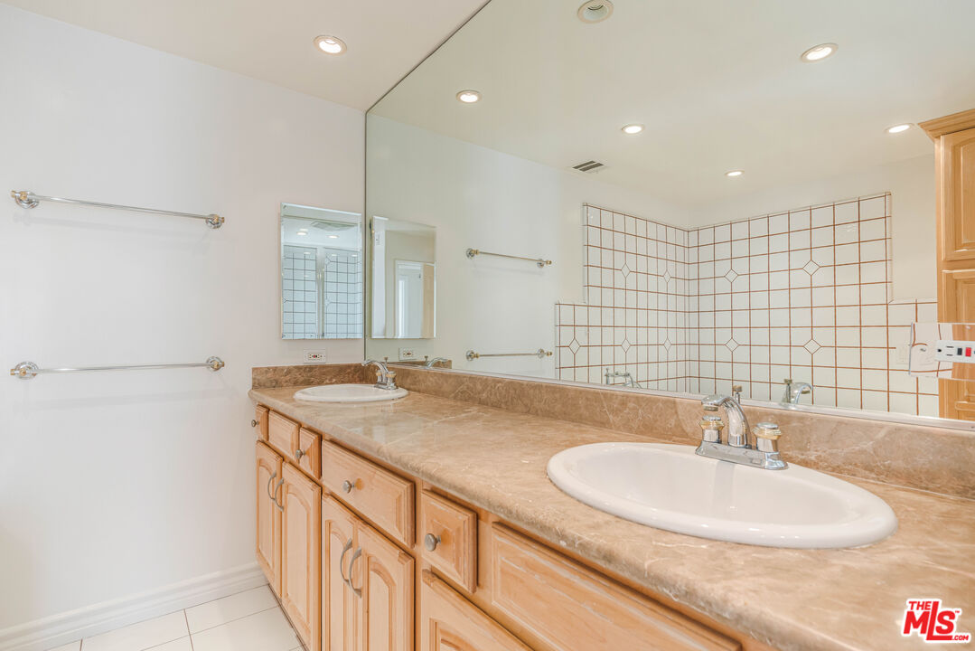 17241 Palisades Cir