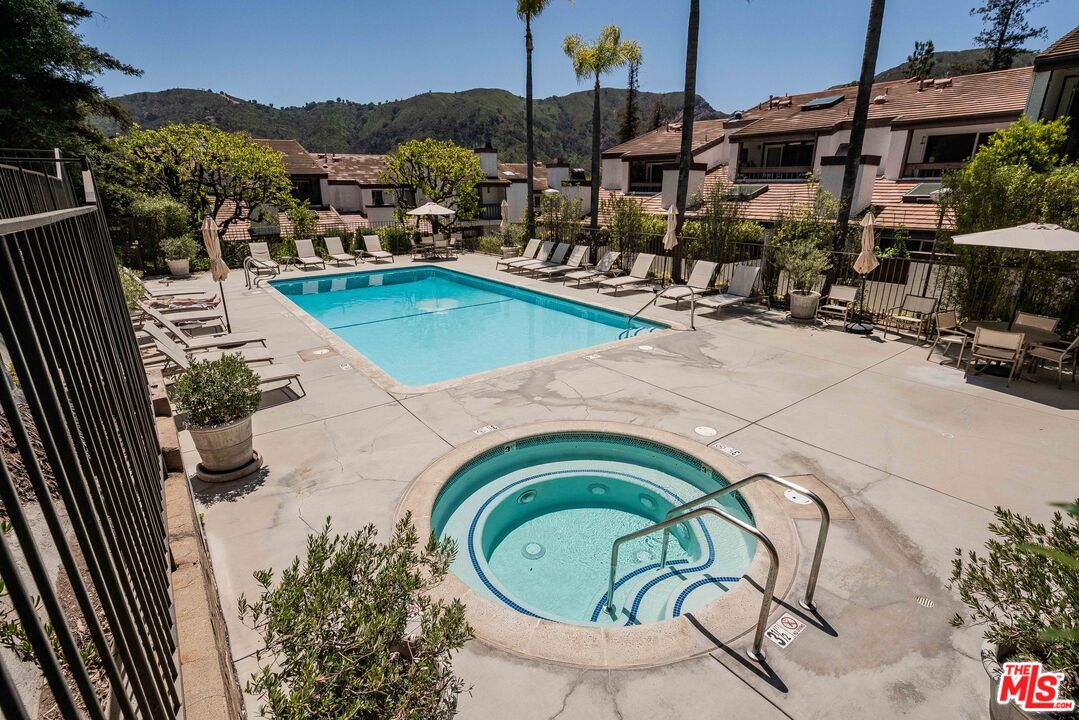 17241 Palisades Cir