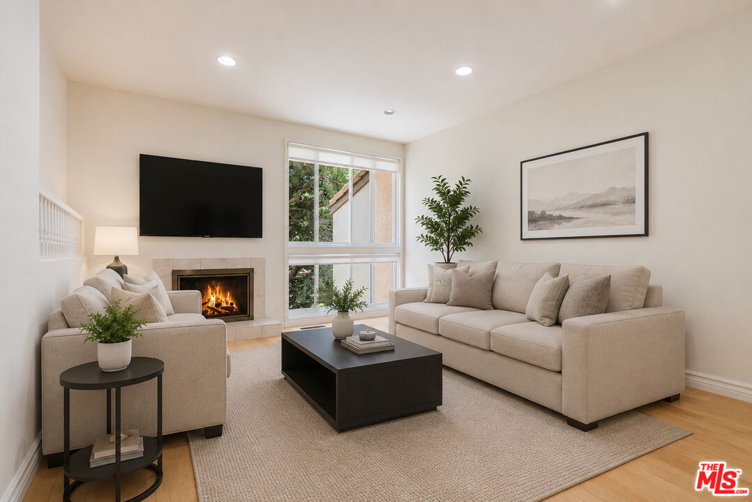 17241 Palisades Cir