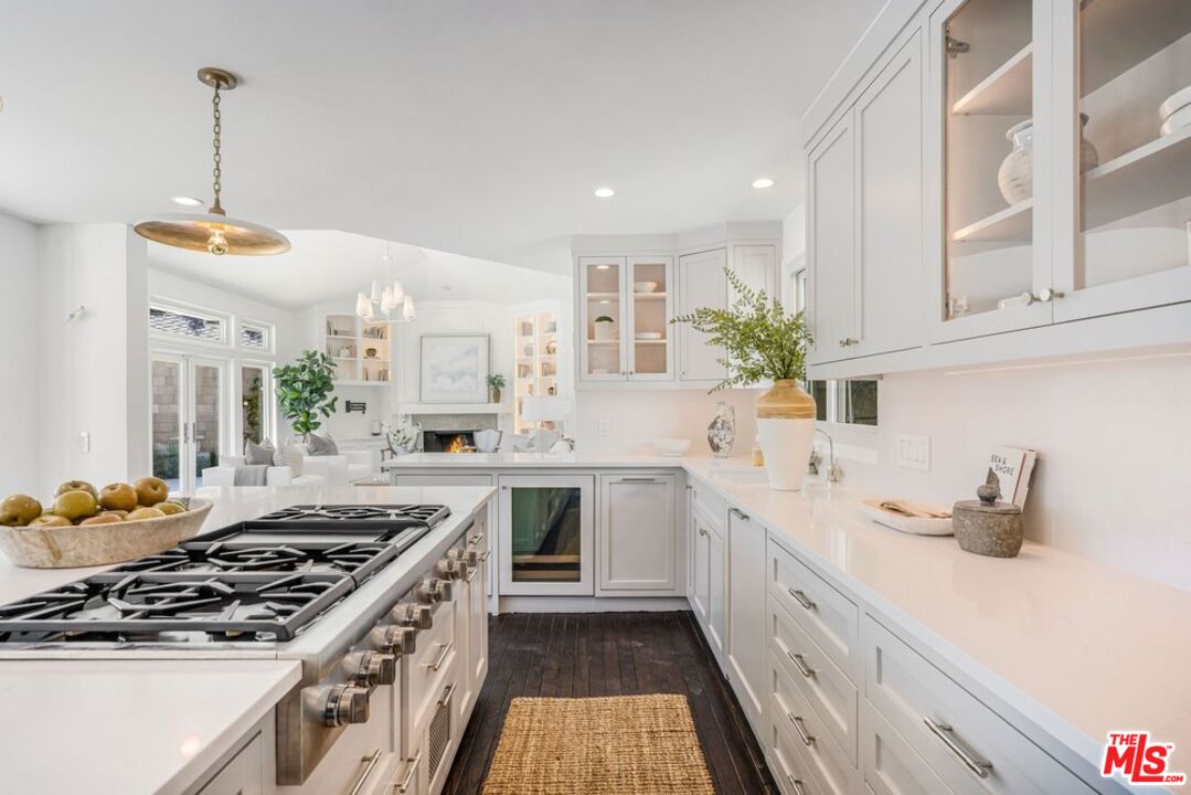 1037 Maroney Ln