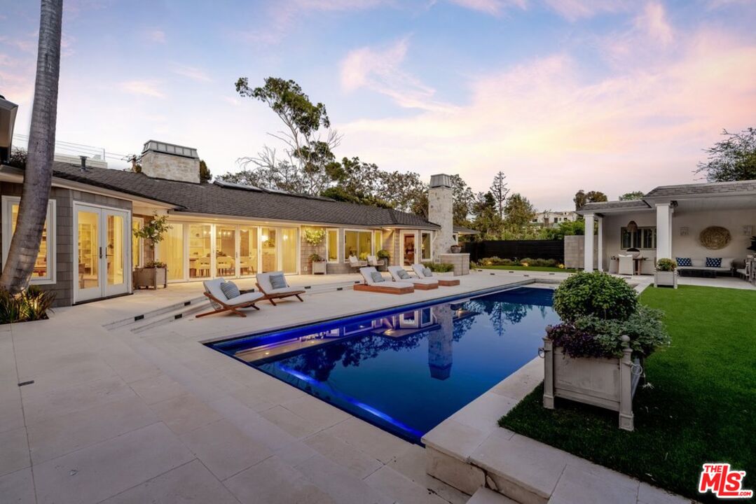 1037 Maroney Ln