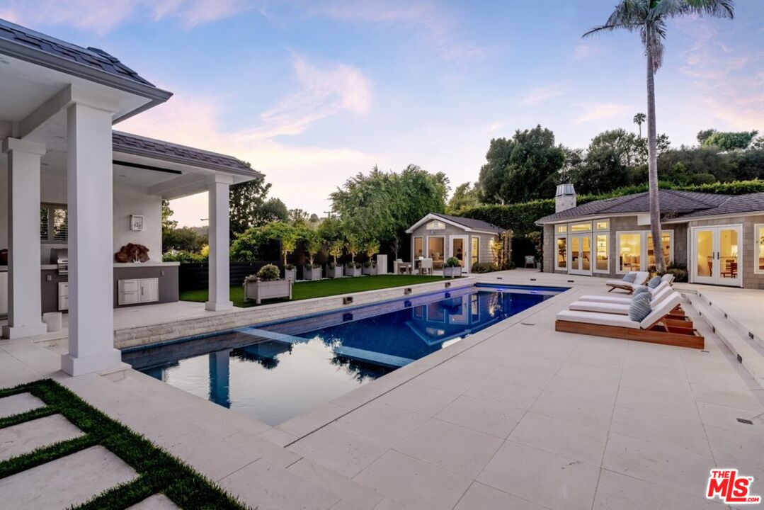 1037 Maroney Ln
