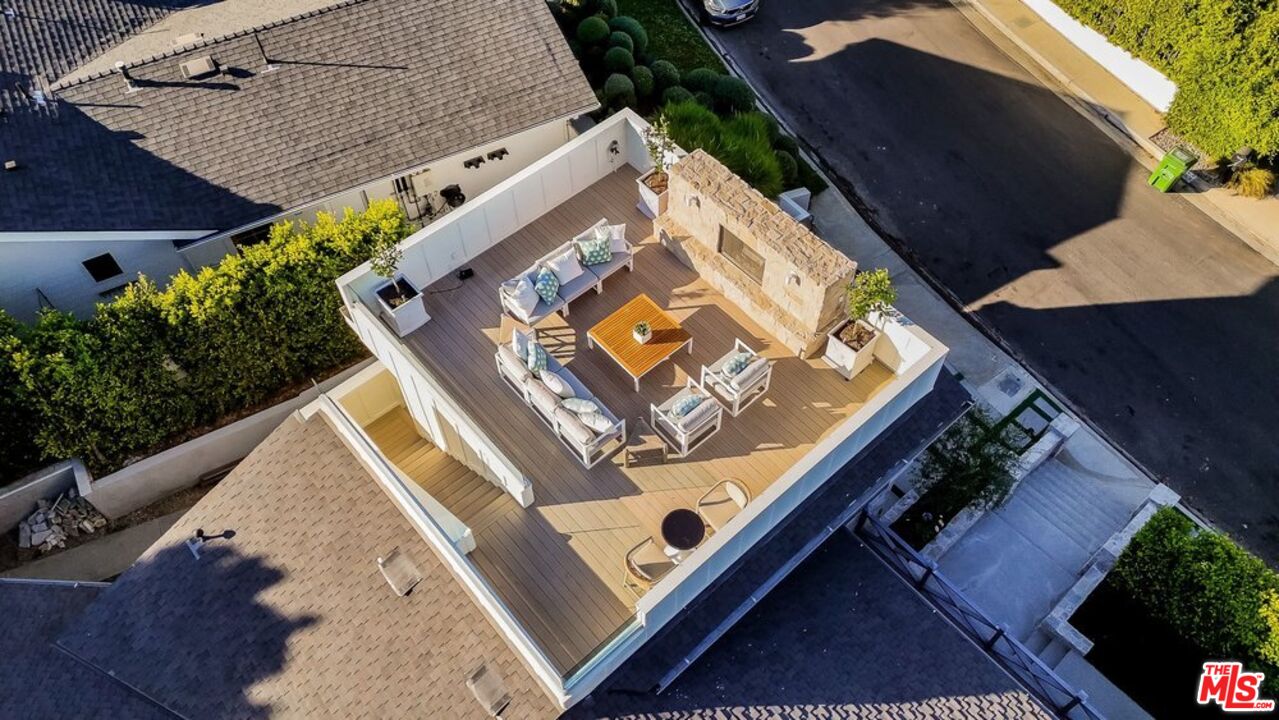 1037 Maroney Ln