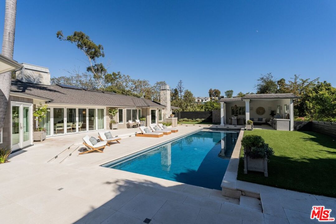 1037 Maroney Ln