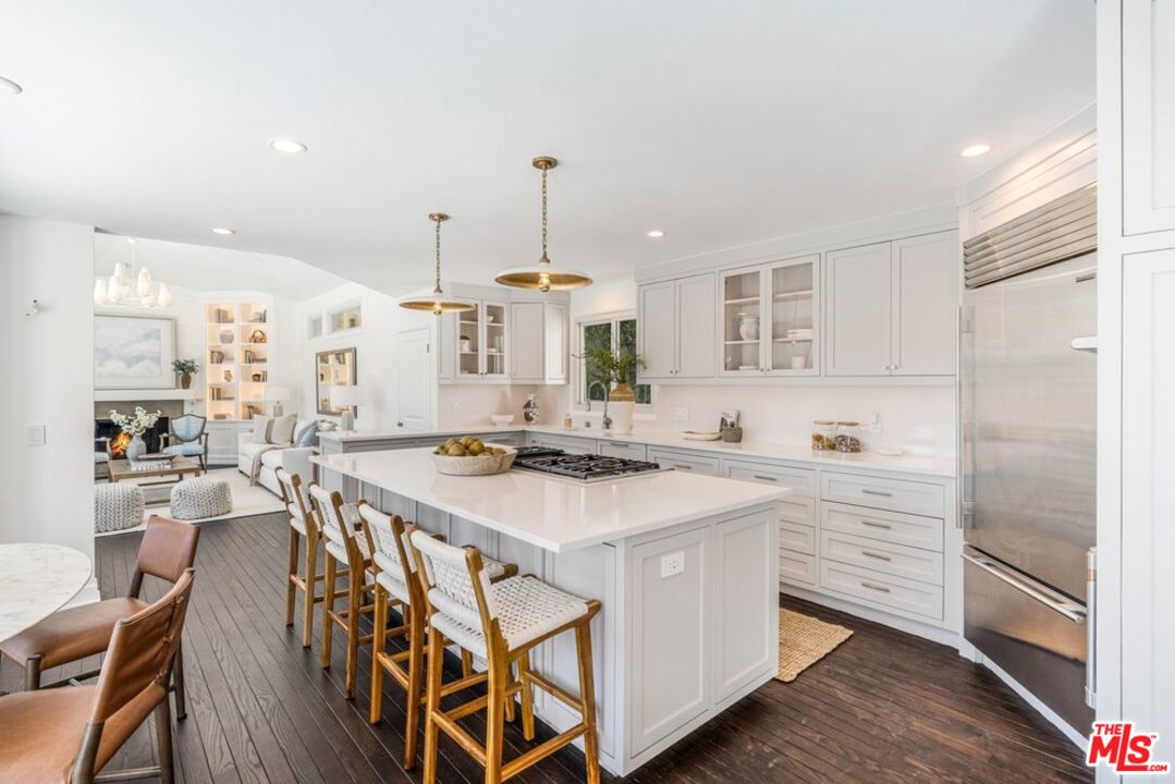1037 Maroney Ln