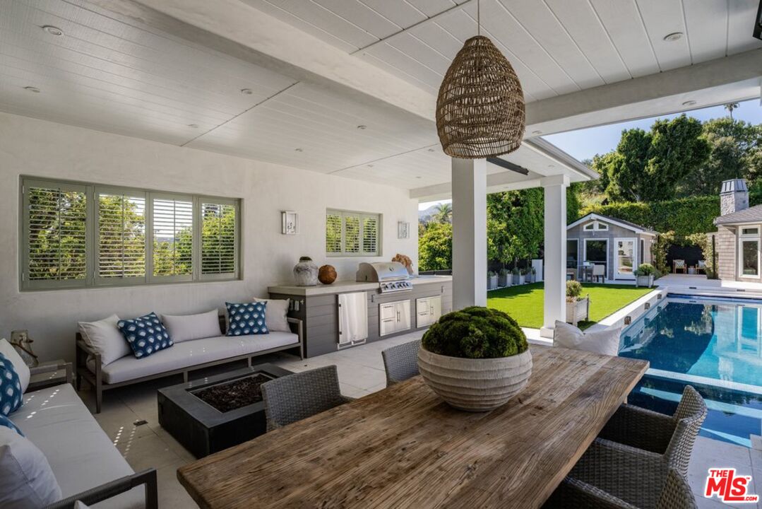 1037 Maroney Ln