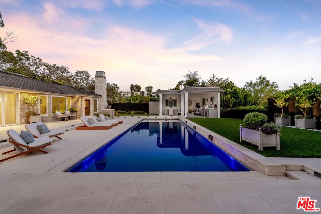 1037 Maroney Ln