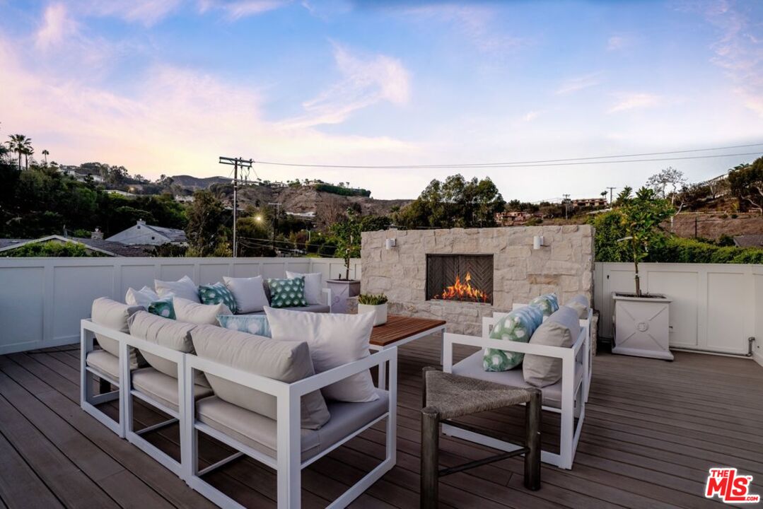 1037 Maroney Ln