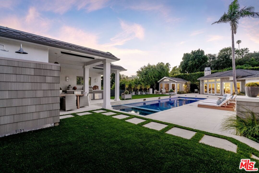 1037 Maroney Ln