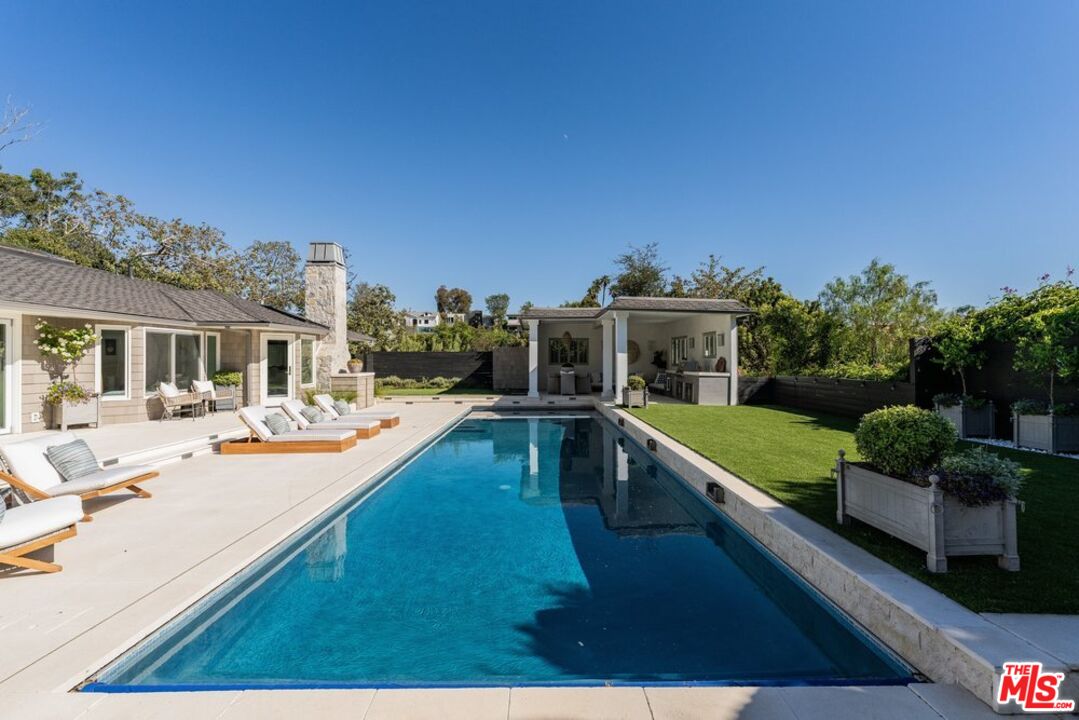 1037 Maroney Ln