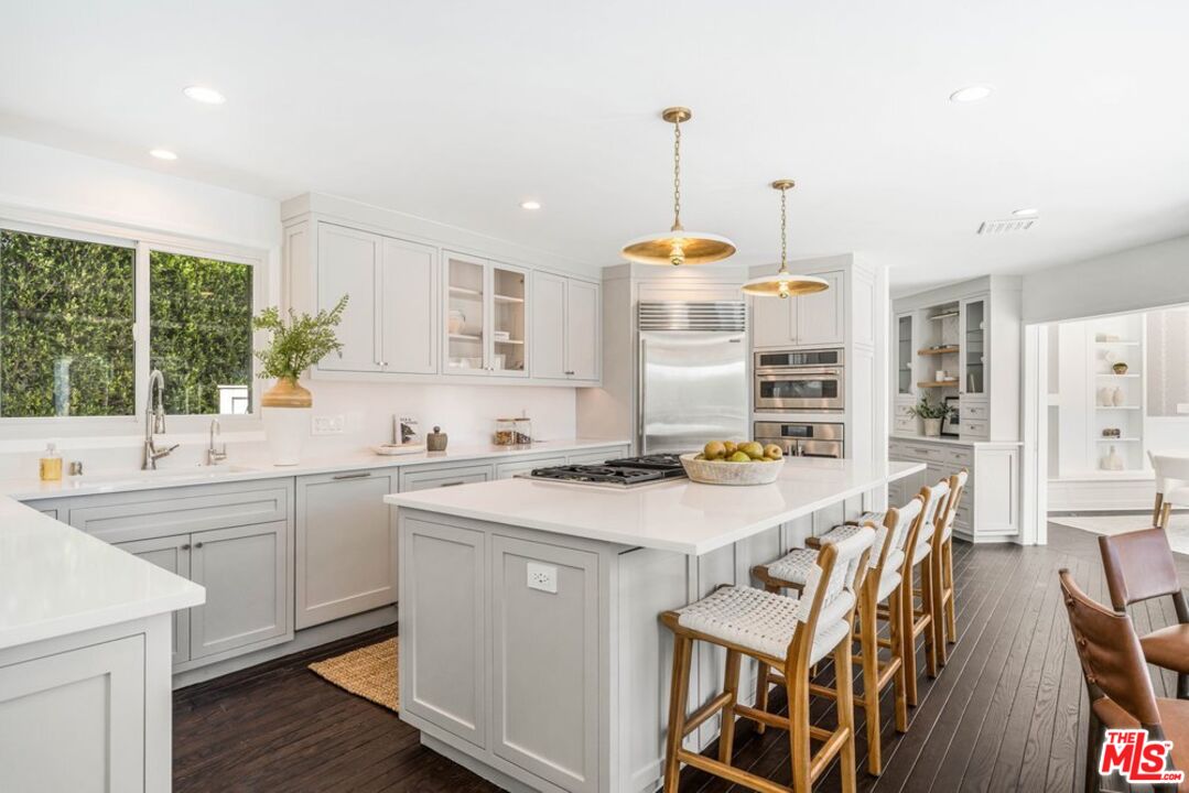 1037 Maroney Ln