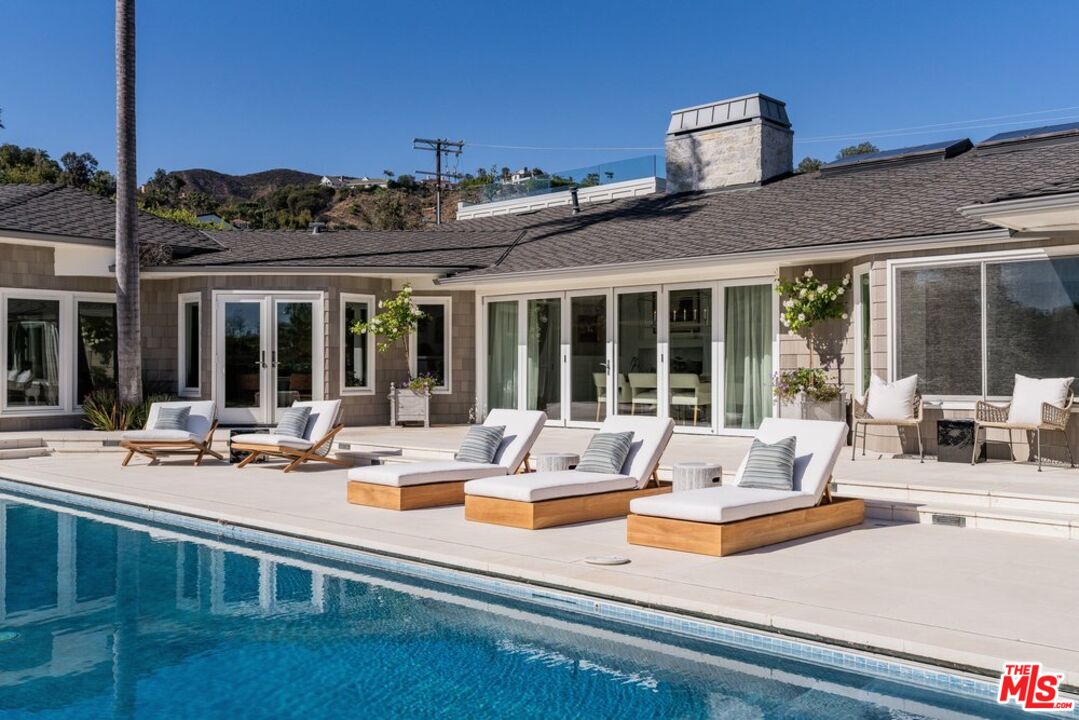 1037 Maroney Ln