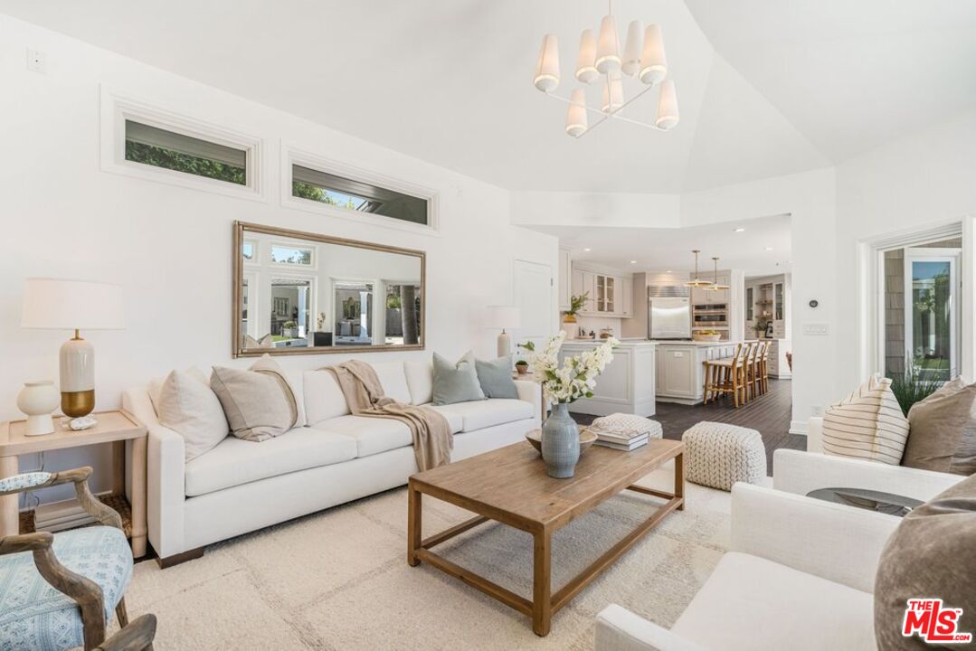 1037 Maroney Ln