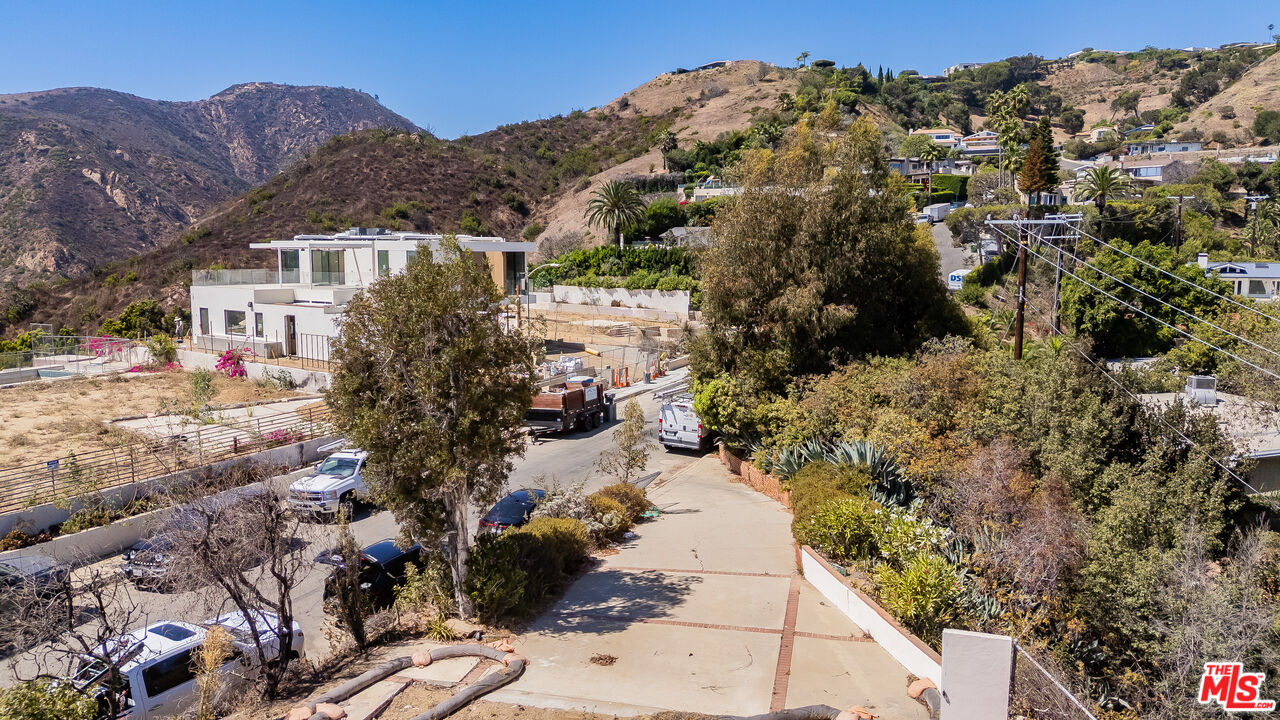 922 Enchanted Way