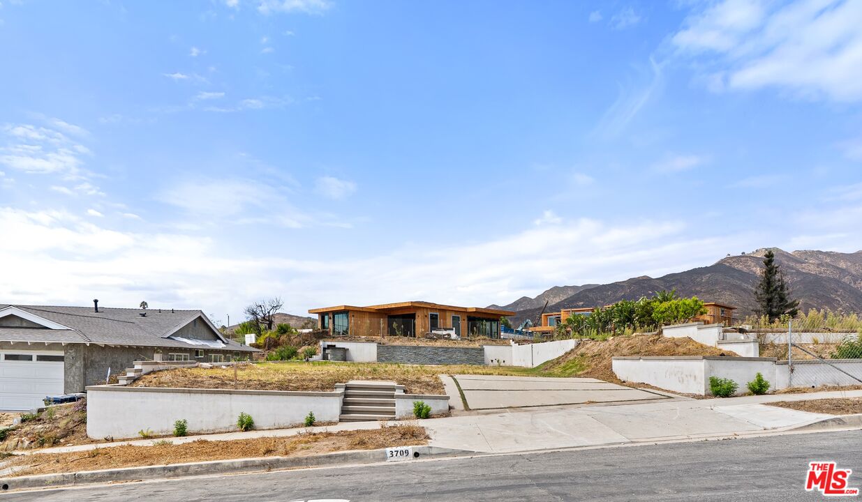 3709 Castlerock Rd