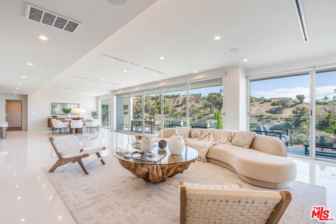 822 El Oro Ln